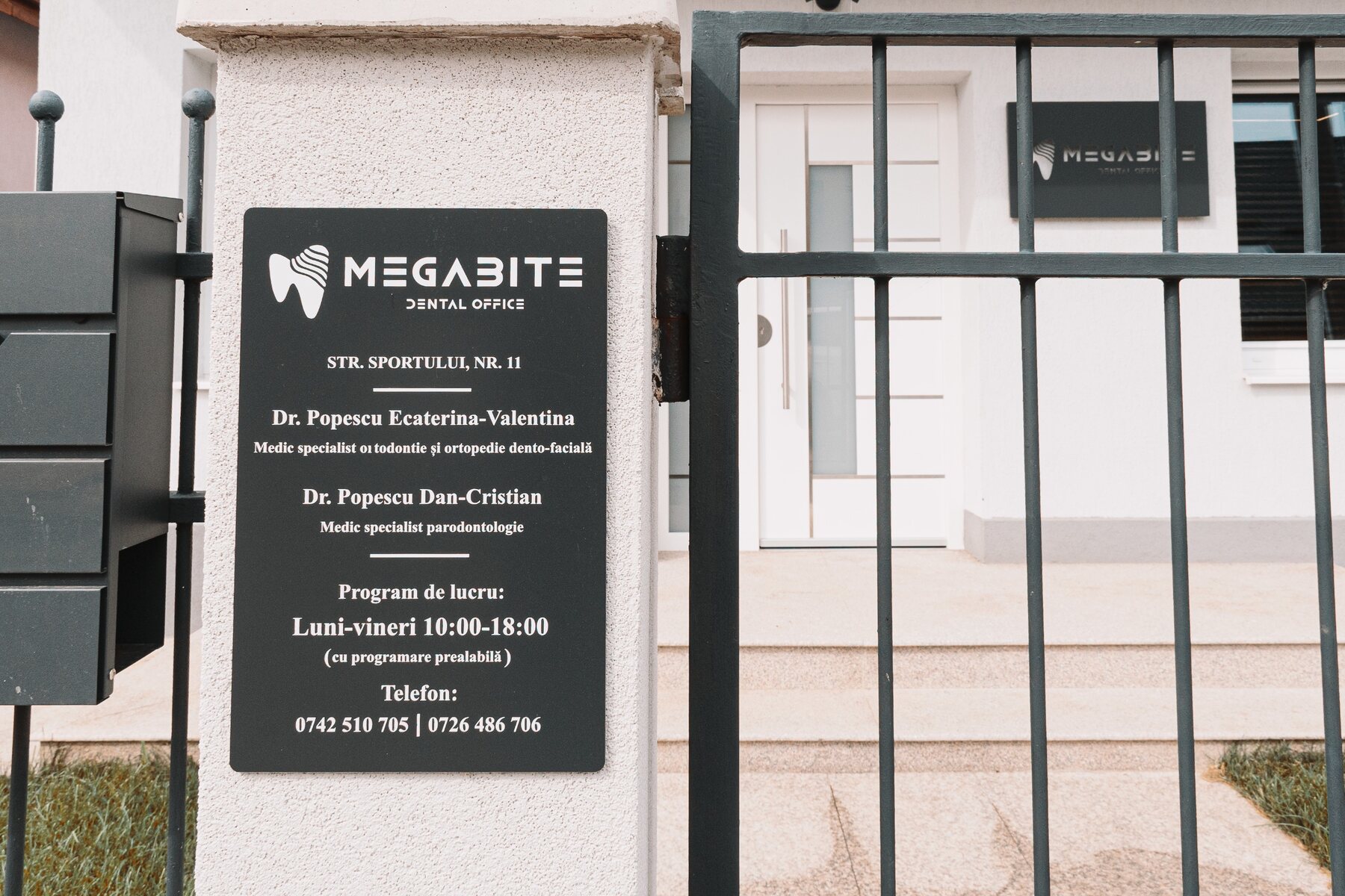 Intrarea în cabinet — Megabite Dental Office
